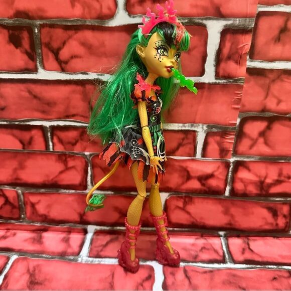 Monster High FREAK DU CHIC Jinafire doll - Picture 3 of 14